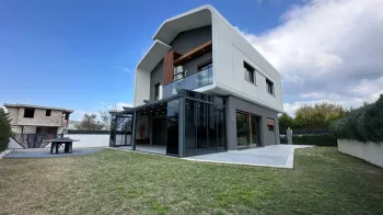فيلا بتصميم حديث مؤلفة من أربع غرف نوم للبيع في غوزال بهجة في إزمير